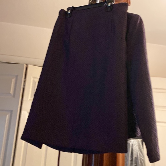 Brown design skirt suit very flattering - Picture 5 of 8